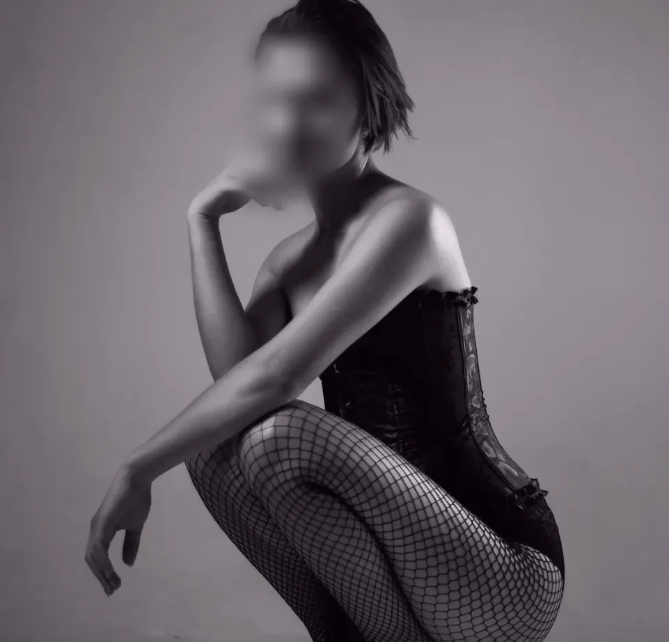 Amira, 20