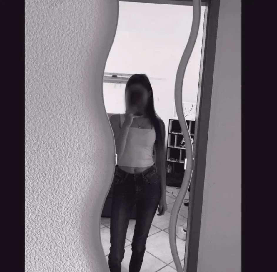 Sabrina, 25