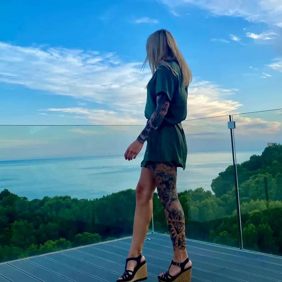 Simone, 25